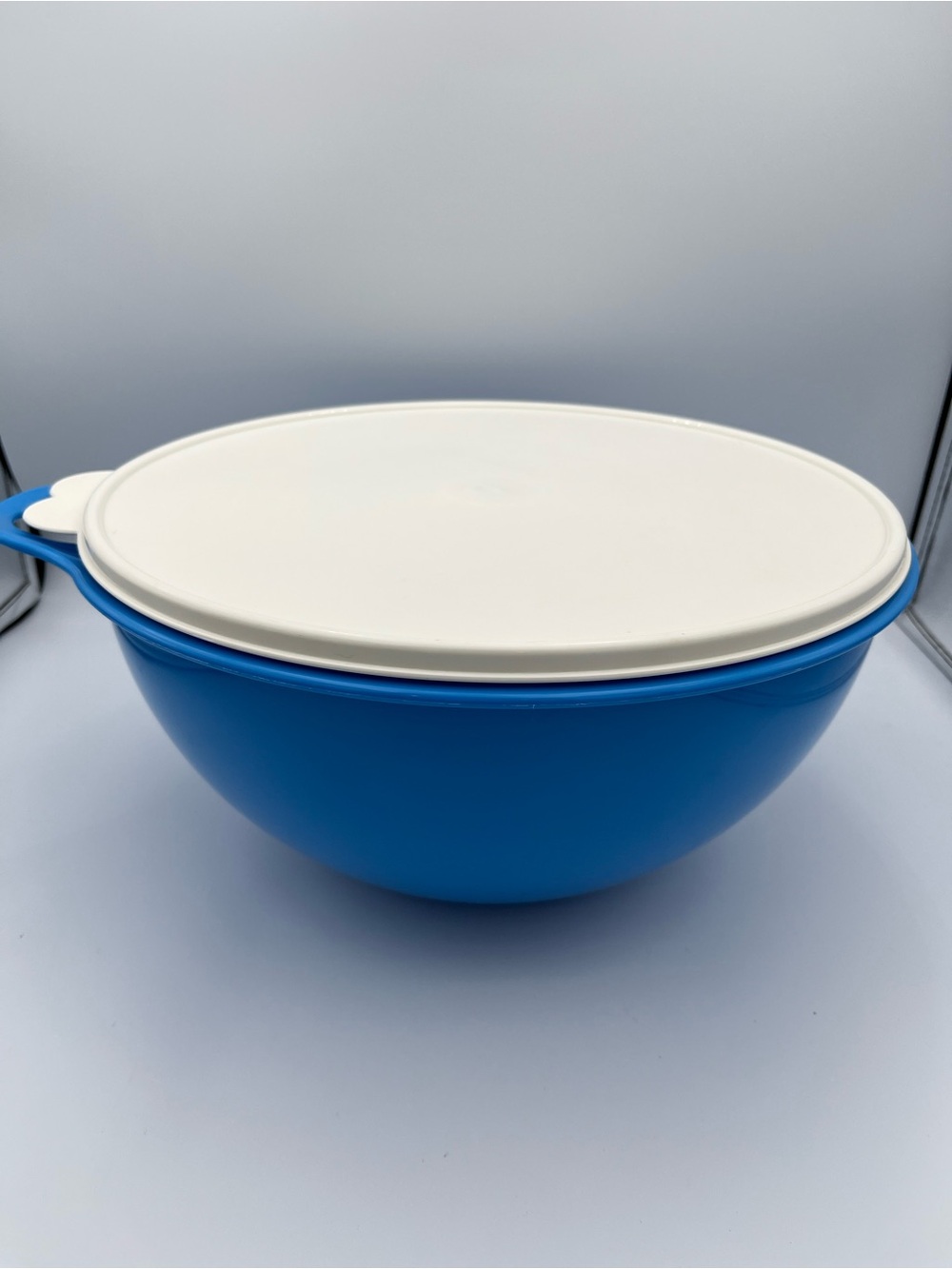 Tupperware Thatsa Bowl Mixing Bowl 32 Cups 7.8 L Blue Bowl White Lid 2539